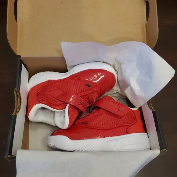 Jordan max aura 4 toddler size 7 shoes bright red