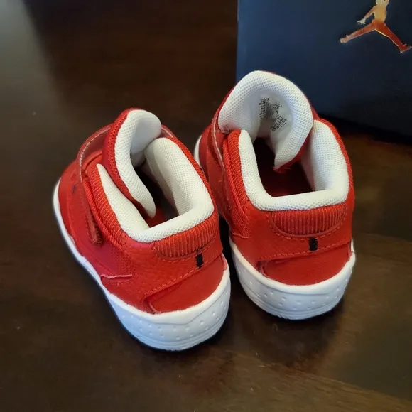 Jordan max aura 4 toddler size 7 shoes bright red